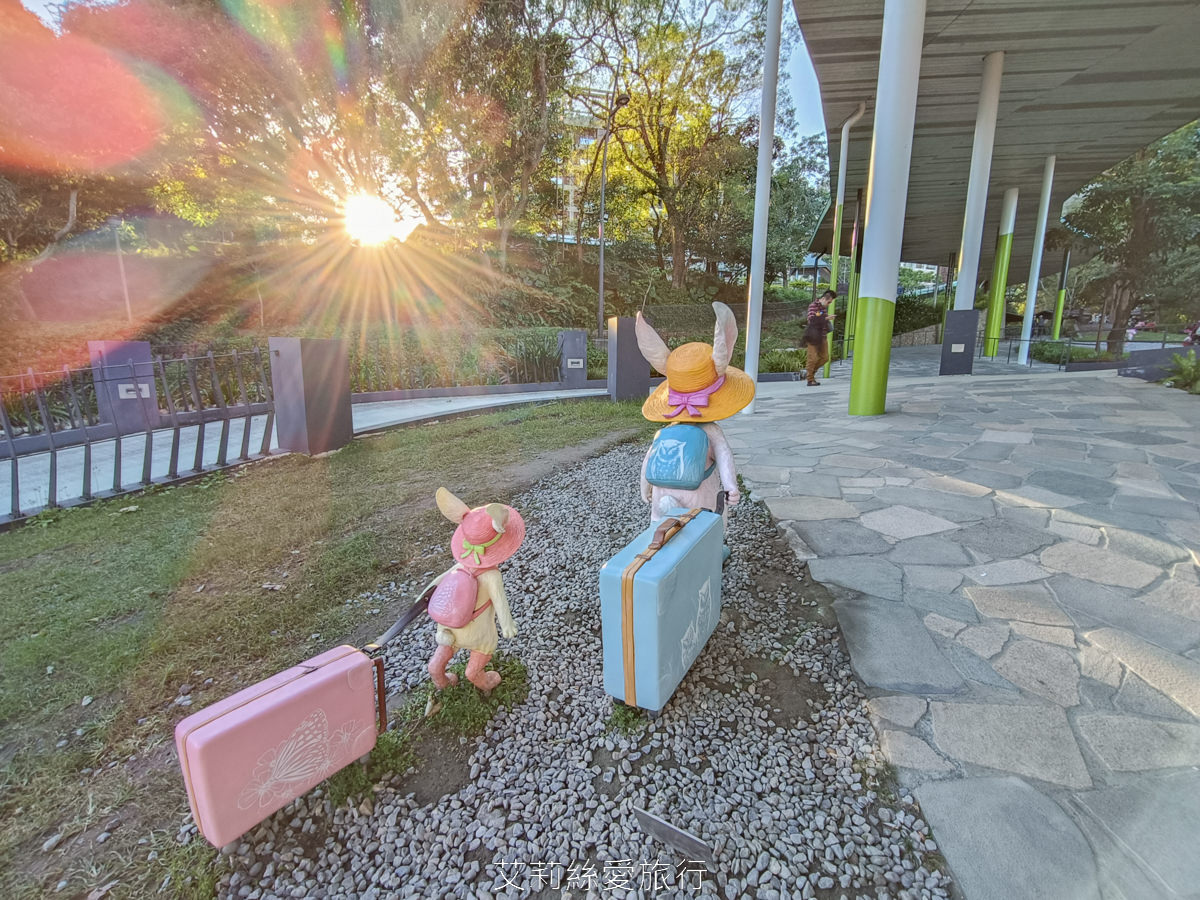 宜蘭礁溪免費景點！礁溪溫泉公園 可愛幾米兔公園 森林裡舒服泡足湯 離市區不遠的泡溫泉地點！礁溪轉運站旁