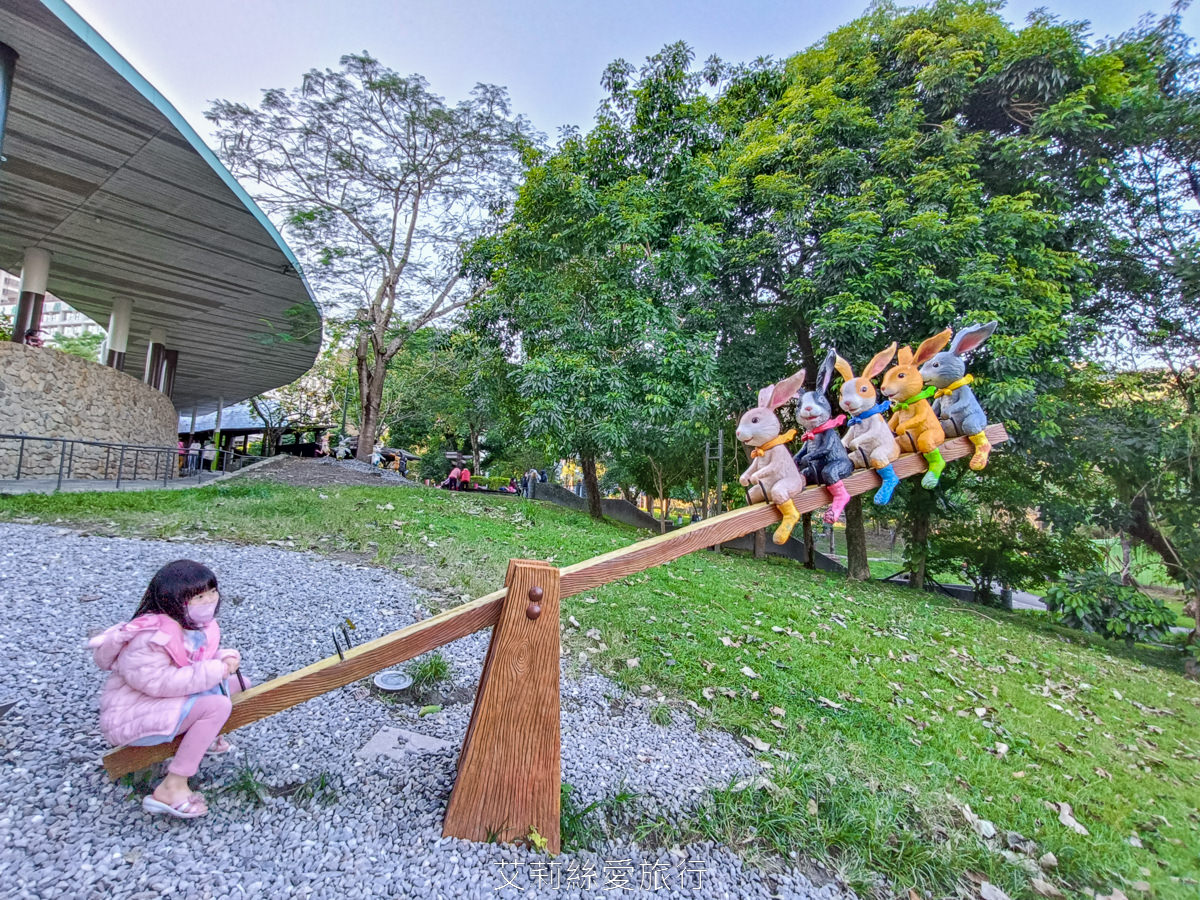 宜蘭礁溪免費景點！礁溪溫泉公園 可愛幾米兔公園 森林裡舒服泡足湯 離市區不遠的泡溫泉地點！礁溪轉運站旁