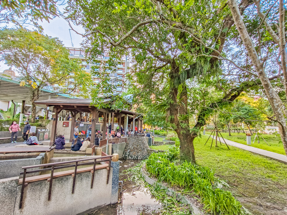 宜蘭礁溪免費景點！礁溪溫泉公園 可愛幾米兔公園 森林裡舒服泡足湯 離市區不遠的泡溫泉地點！礁溪轉運站旁
