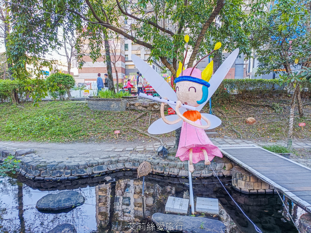 宜蘭礁溪免費景點！ SPA溫泉泡腳池  湯圍溝溫泉公園礁溪市區泡湯好去處 還能順路買伴手禮 小魚咬腳好好玩！