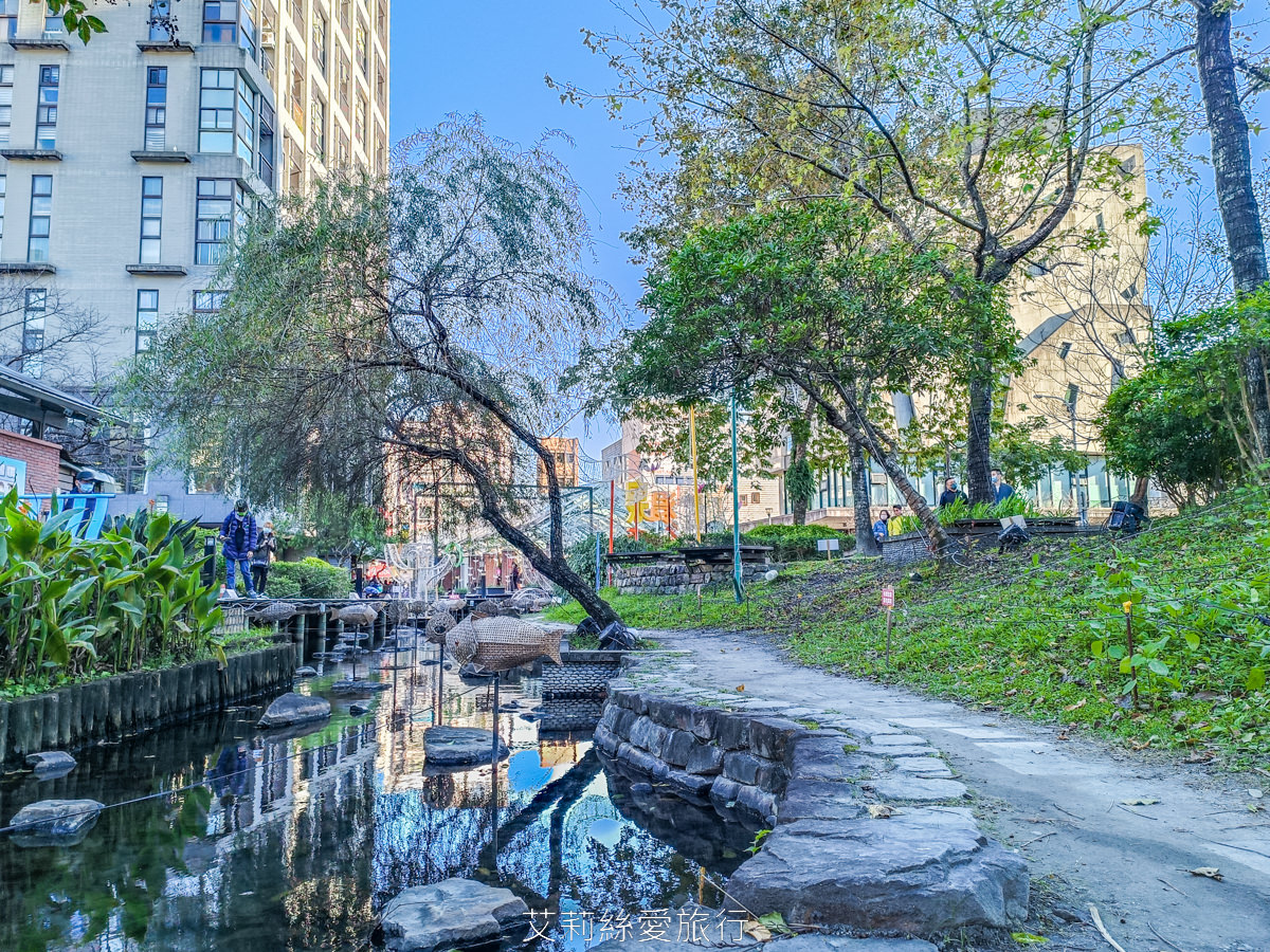 宜蘭礁溪免費景點！ SPA溫泉泡腳池  湯圍溝溫泉公園礁溪市區泡湯好去處 還能順路買伴手禮 小魚咬腳好好玩！