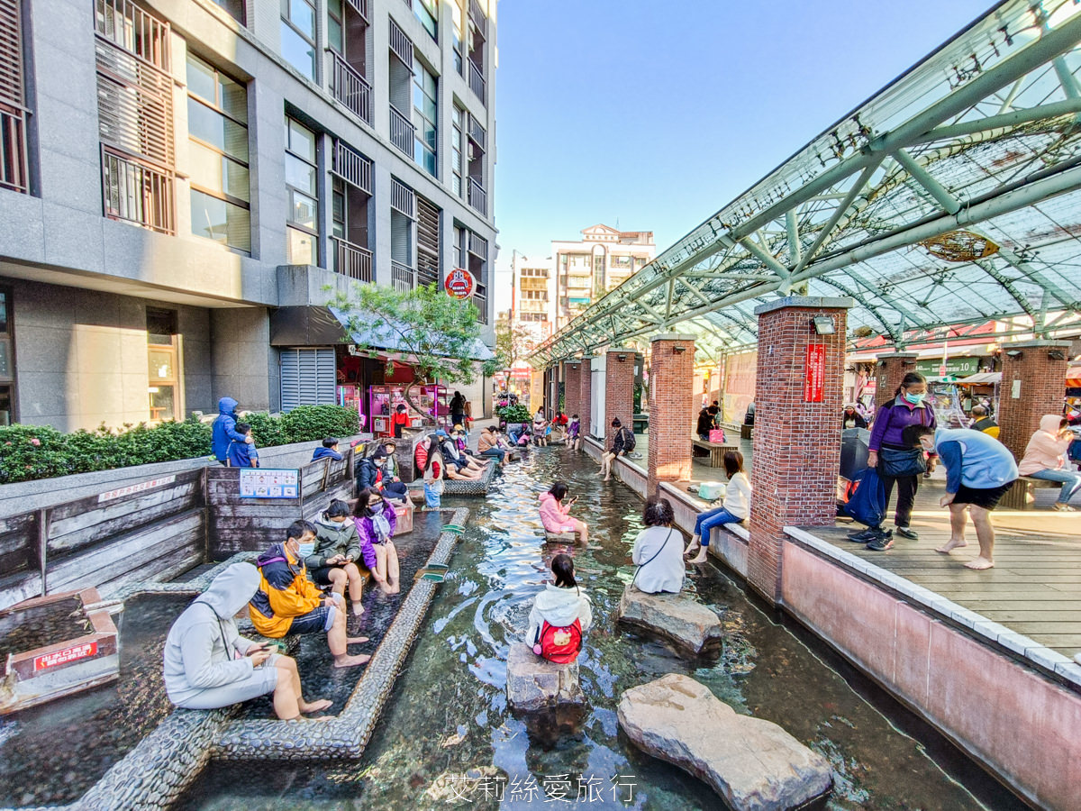 宜蘭礁溪免費景點！ SPA溫泉泡腳池  湯圍溝溫泉公園礁溪市區泡湯好去處 還能順路買伴手禮 小魚咬腳好好玩！