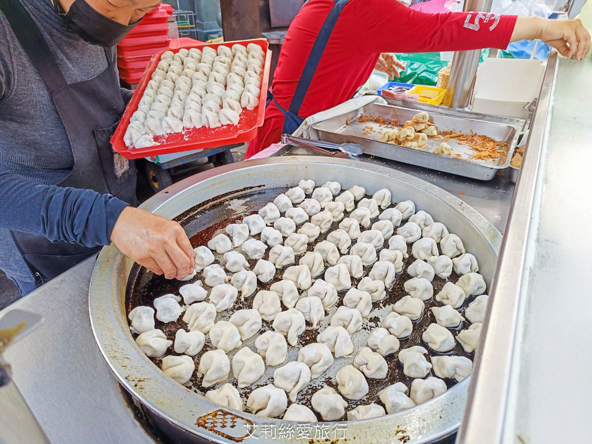 蘆洲必吃美食 蘆洲夜市 福州包一顆只要5元！焦脆外皮清甜高麗菜內餡 5元銅板美食