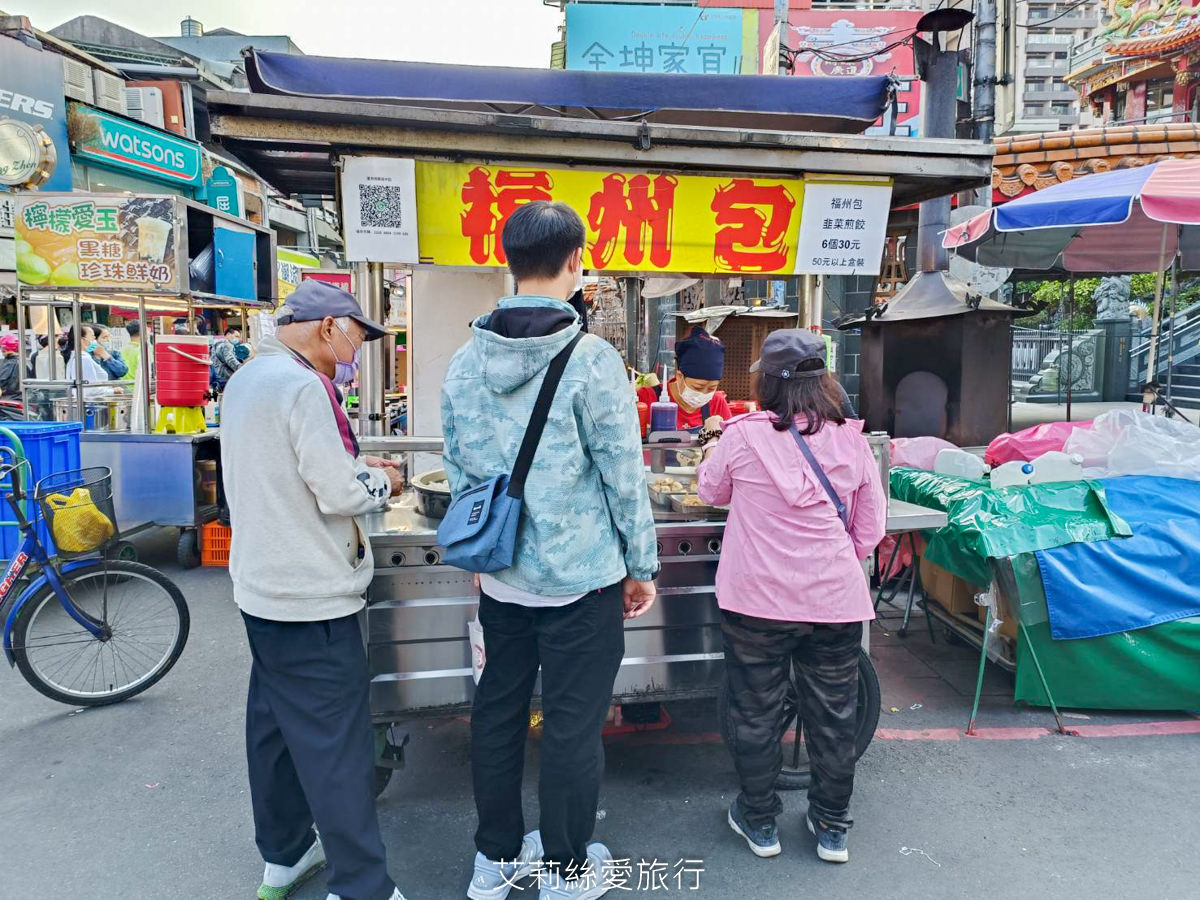 蘆洲必吃美食 蘆洲夜市 福州包一顆只要5元！焦脆外皮清甜高麗菜內餡 5元銅板美食