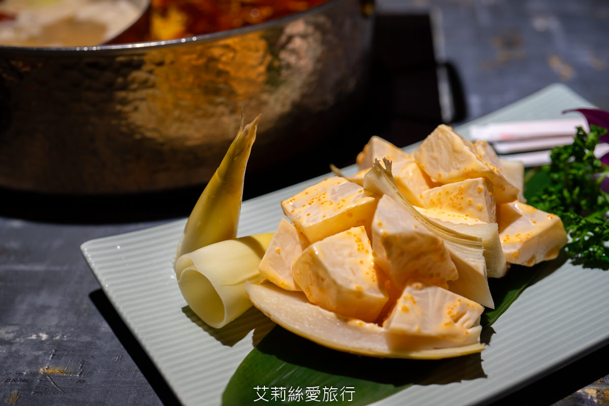 台北必吃麻辣鍋 黃仁勳美食地圖 老撈麻辣鍋新派火鍋及私房料理 老撈瘋鍋祭$990的綜合海鮮盤登記免費送！ LINE好友不限時段啤酒買1送1