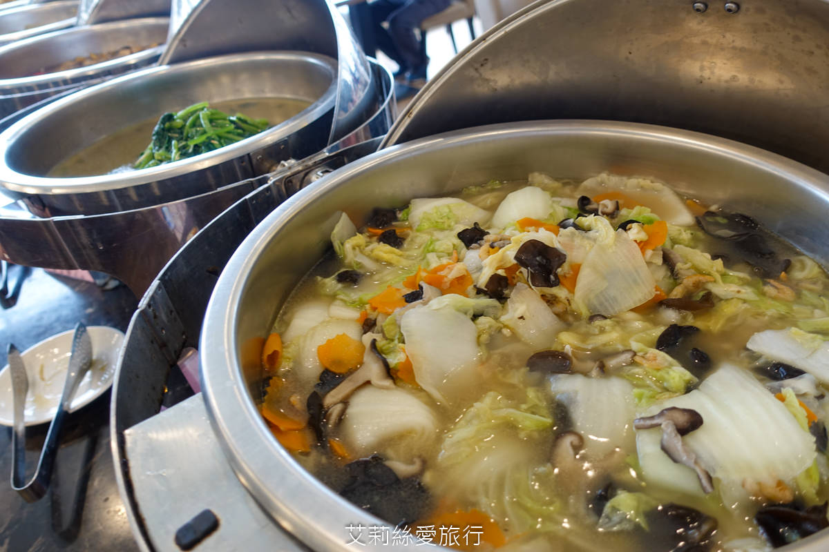 苗栗親子住宿 自然風情景觀餐廳渡假民宿 2024最新設施極光露營車 獨立遊戲區寶貝安心玩 親子景點大草坪沙坑溜滑梯 無敵景觀休閒渡假區