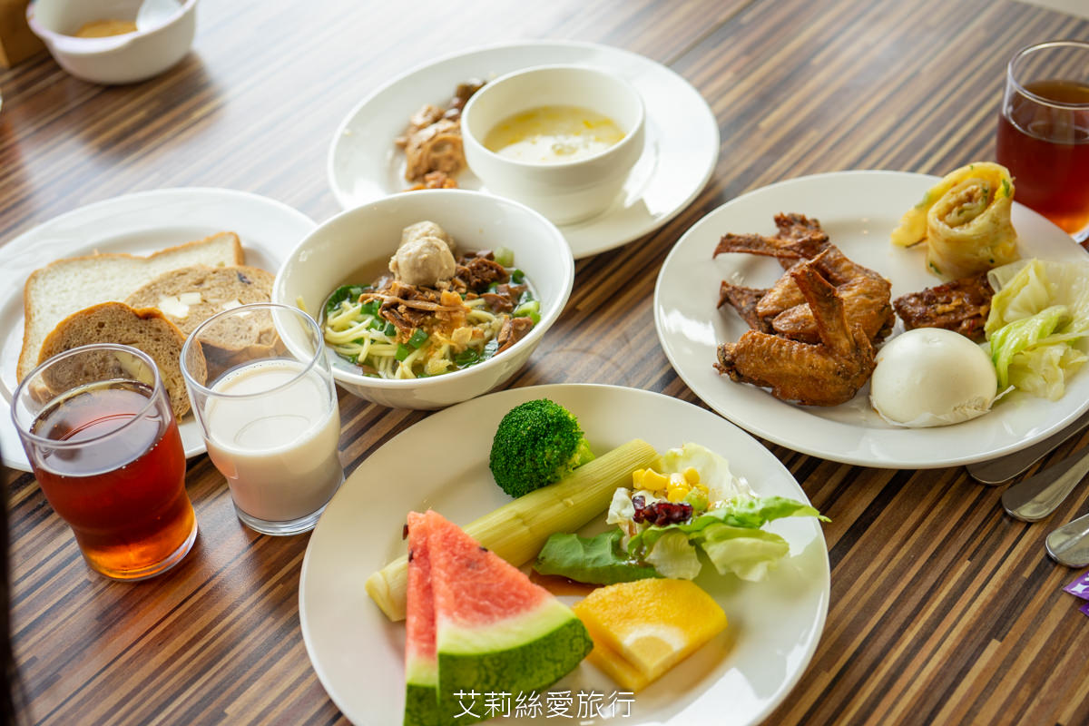 苗栗美食 自然風情景觀餐廳 buffet早餐吃到飽 現煮麵食 手工歐式麵包 生菜沙拉 熱炒…