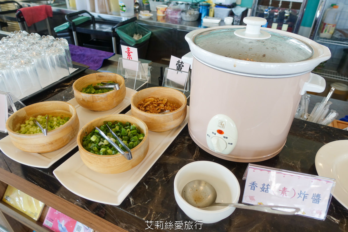 苗栗美食 自然風情景觀餐廳 buffet早餐吃到飽 現煮麵食 手工歐式麵包 生菜沙拉 熱炒…