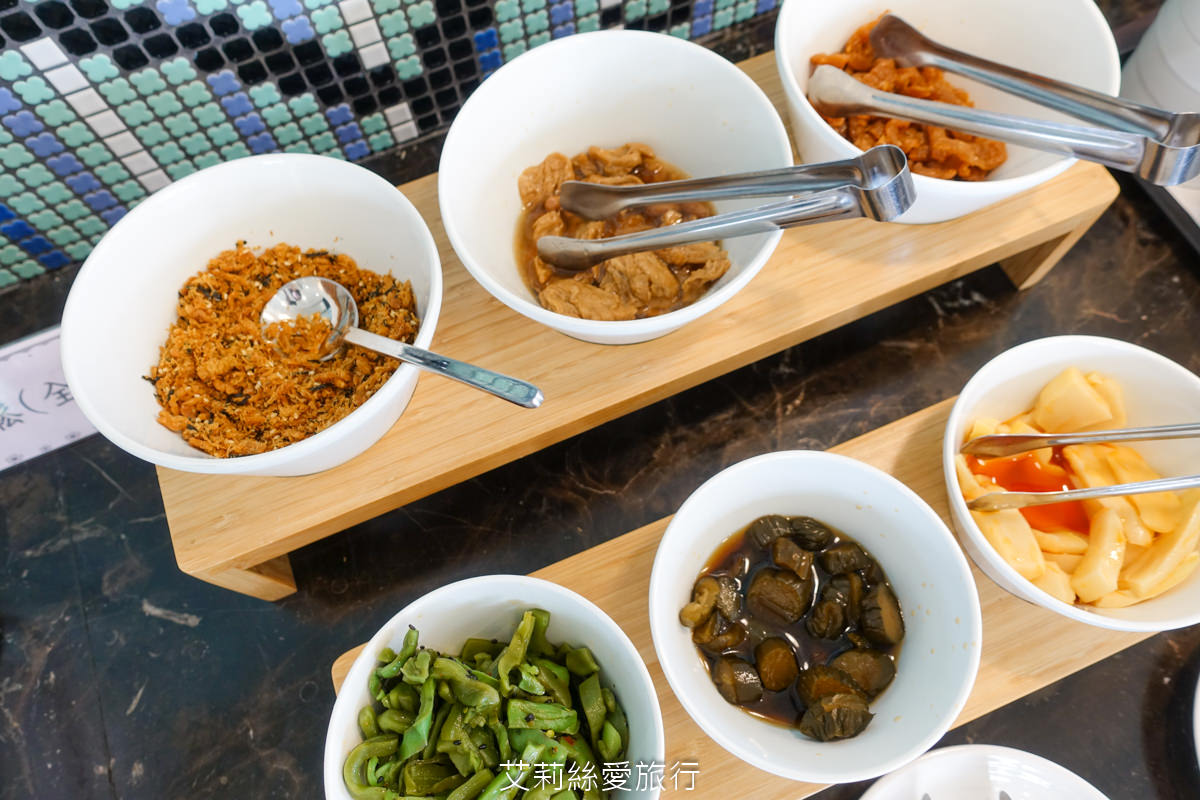 苗栗美食 自然風情景觀餐廳 buffet早餐吃到飽 現煮麵食 手工歐式麵包 生菜沙拉 熱炒…