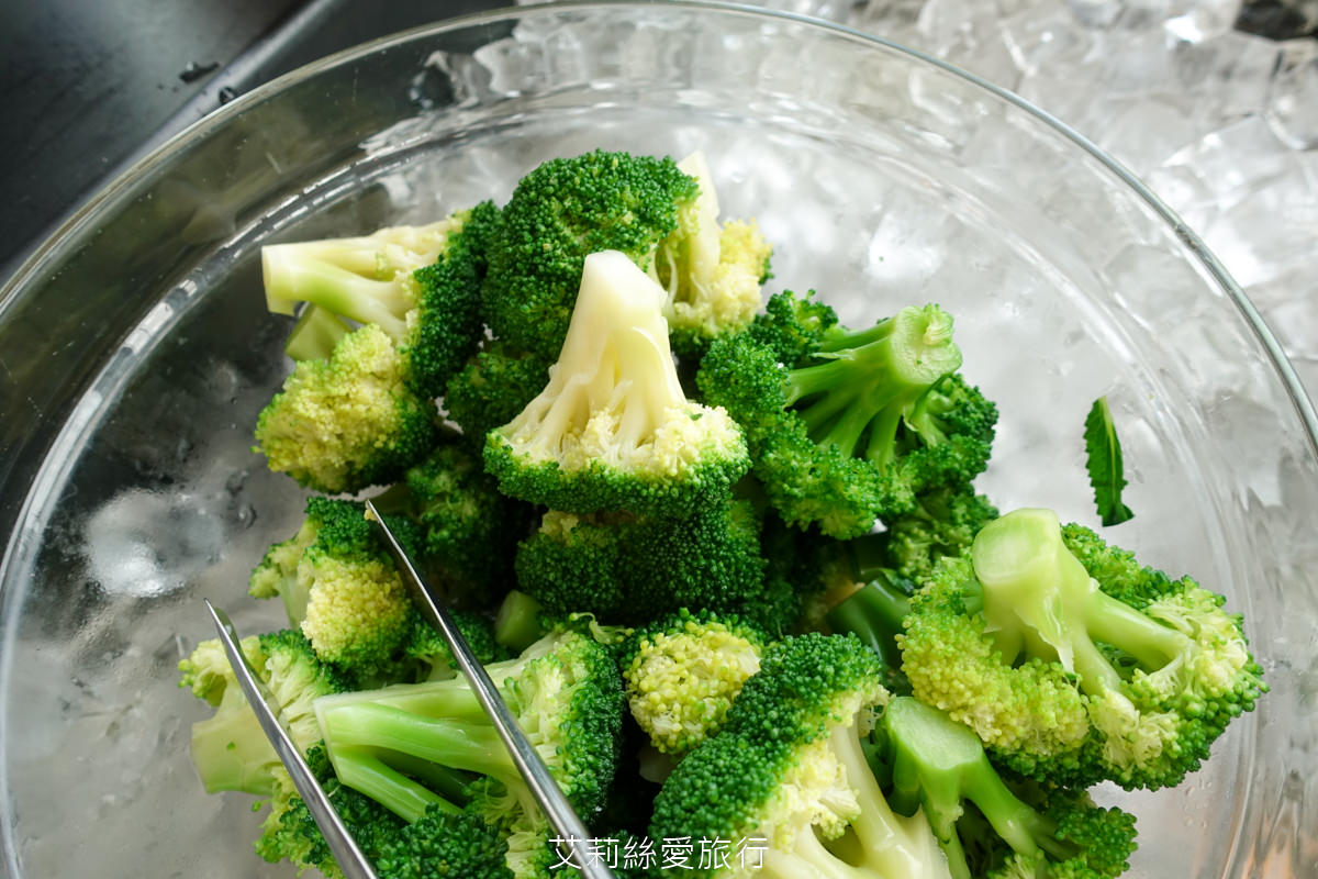 苗栗美食 自然風情景觀餐廳 buffet早餐吃到飽 現煮麵食 手工歐式麵包 生菜沙拉 熱炒…