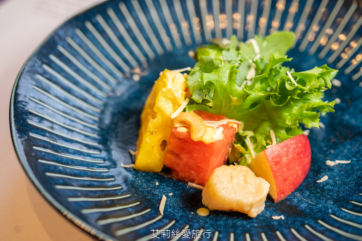 苗栗美食 自然風情景觀餐廳 經典主廚套餐 嚴選食材當季新鮮蔬果 爐烤時蔬紙包雞、美式豬肋排與海大蝦精緻又美味！