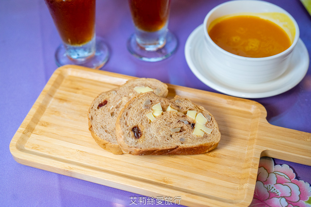 苗栗美食 自然風情景觀餐廳 經典主廚套餐 嚴選食材當季新鮮蔬果 爐烤時蔬紙包雞、美式豬肋排與海大蝦精緻又美味！