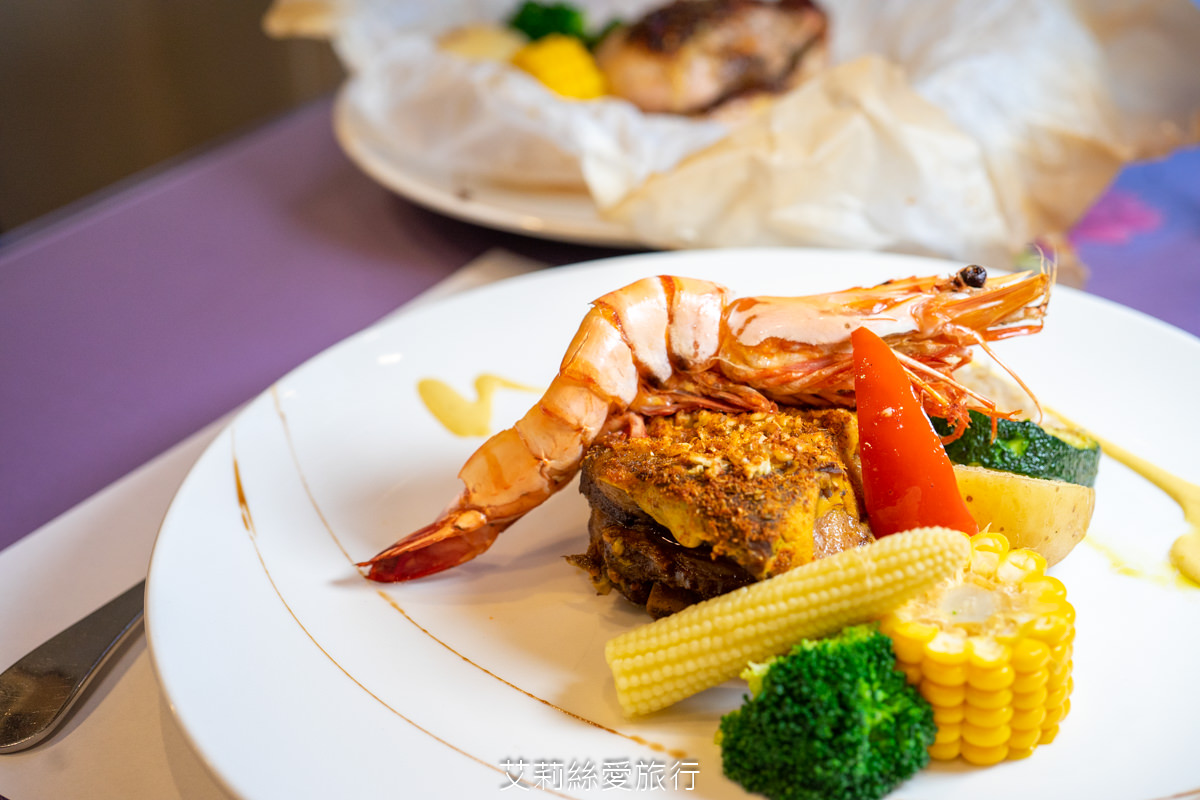苗栗美食 自然風情景觀餐廳 經典主廚套餐 嚴選食材當季新鮮蔬果 爐烤時蔬紙包雞、美式豬肋排與海大蝦精緻又美味！