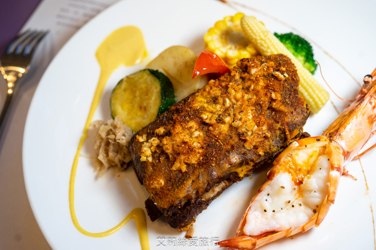 苗栗美食 自然風情景觀餐廳 經典主廚套餐 嚴選食材當季新鮮蔬果 爐烤時蔬紙包雞、美式豬肋排與海大蝦精緻又美味！