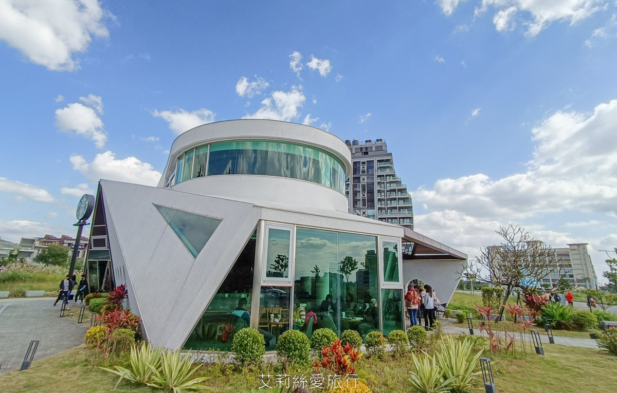 宜蘭頭城景點 星巴克遊艇門市 買一送一 純白色遊艇外型、流線建築、波光粼粼金屬設計,白天夜晚都好好拍! - 第8張圖 宜蘭頭城景點 星巴克遊艇門市 買一送一 純白色遊艇外型、流線建築、波光粼粼金屬設計,白天夜晚都好好拍!