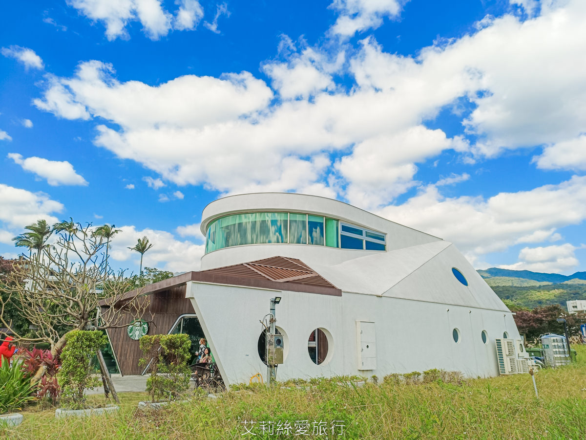 宜蘭頭城景點 星巴克遊艇門市 買一送一 純白色遊艇外型、流線建築、波光粼粼金屬設計,白天夜晚都好好拍! - 第6張圖 宜蘭頭城景點 星巴克遊艇門市 買一送一 純白色遊艇外型、流線建築、波光粼粼金屬設計,白天夜晚都好好拍!