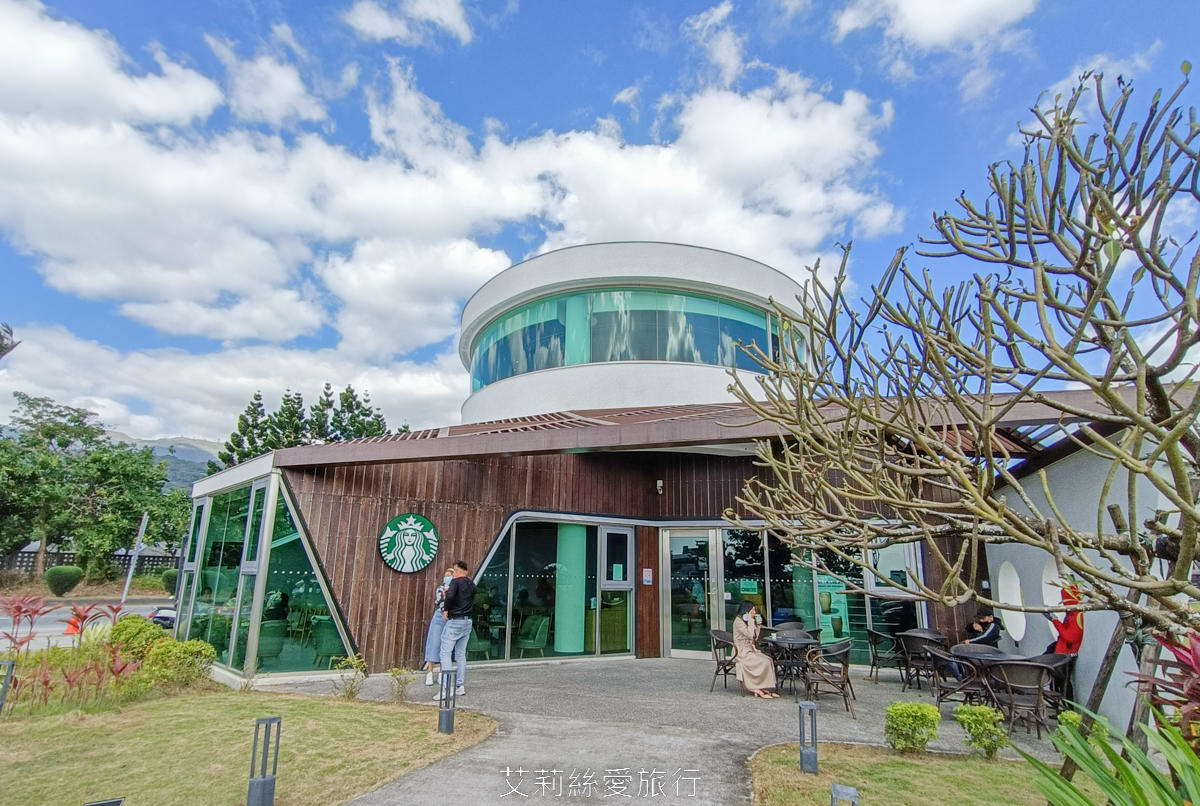 宜蘭頭城景點 星巴克遊艇門市 買一送一 純白色遊艇外型、流線建築、波光粼粼金屬設計,白天夜晚都好好拍! - 第7張圖 宜蘭頭城景點 星巴克遊艇門市 買一送一 純白色遊艇外型、流線建築、波光粼粼金屬設計,白天夜晚都好好拍!