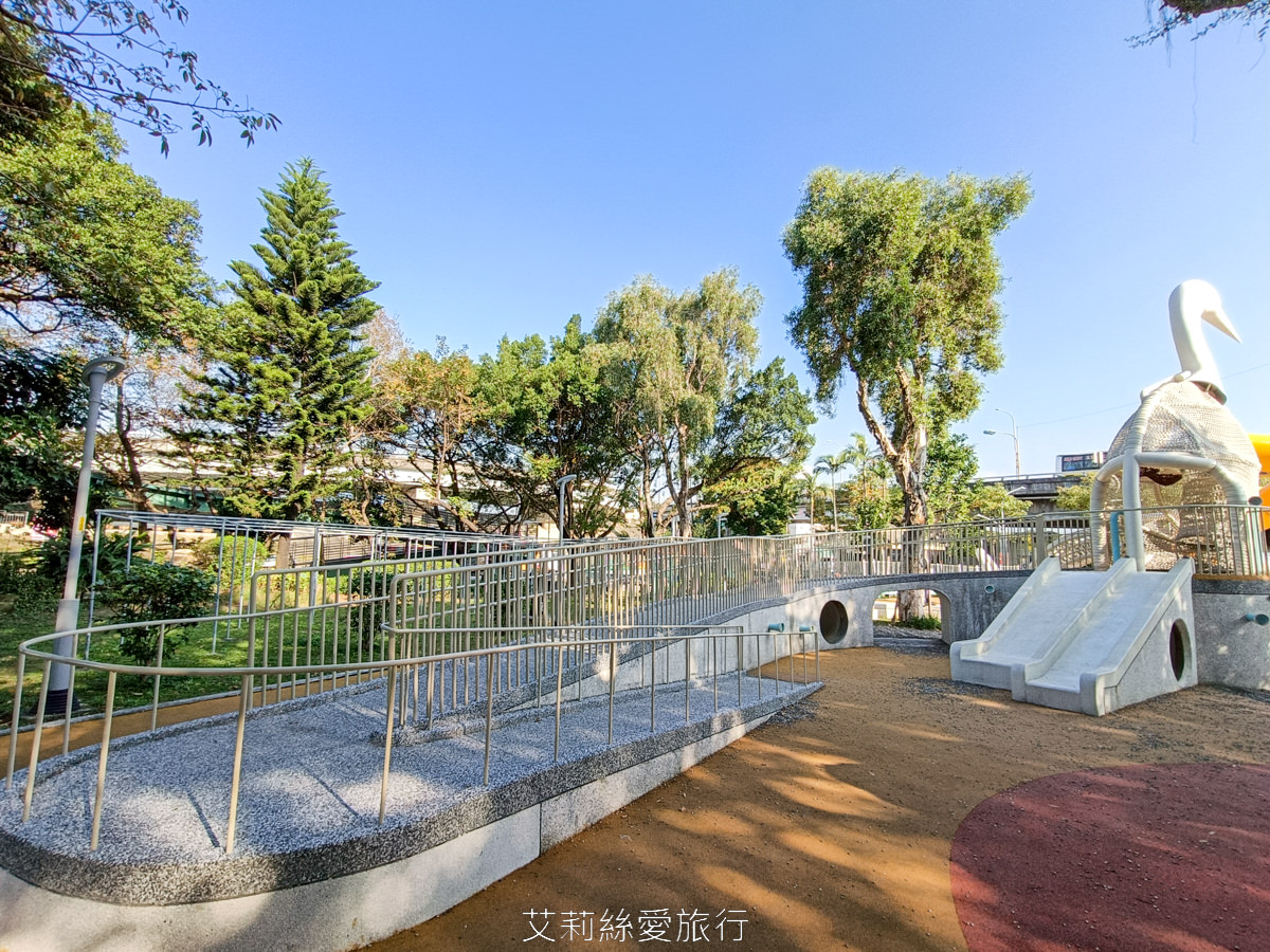 新北蘆洲親子景點 蘆洲三民公園 超有特色白鷺鷥造型滑梯 旋轉木馬 大雙翼爬網和彈跳床 捷運蘆洲站