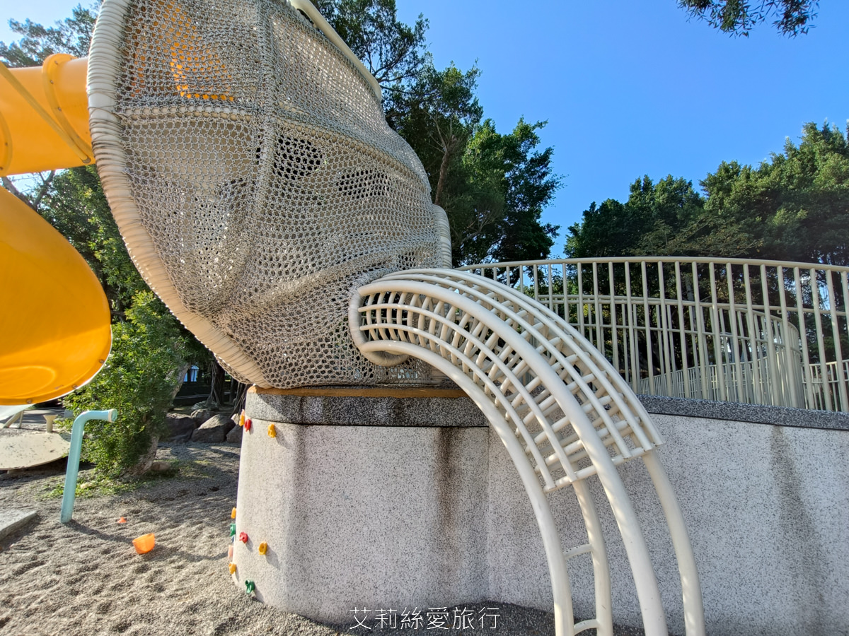 新北蘆洲親子景點 蘆洲三民公園 超有特色白鷺鷥造型滑梯 旋轉木馬 大雙翼爬網和彈跳床 捷運蘆洲站