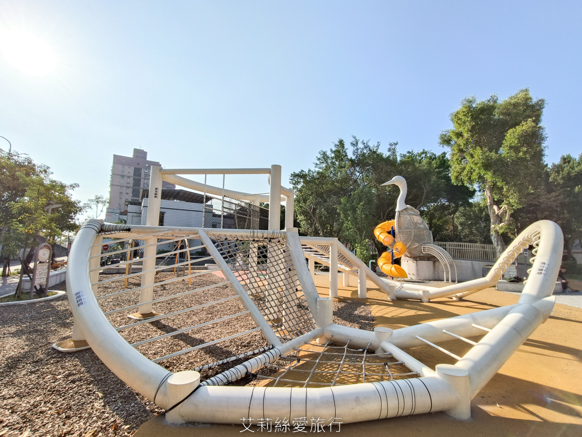 新北蘆洲親子景點 蘆洲三民公園 超有特色白鷺鷥造型滑梯 旋轉木馬 大雙翼爬網和彈跳床 捷運蘆洲站