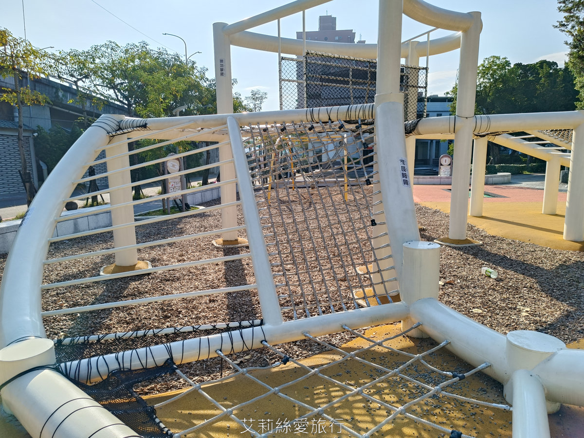 新北蘆洲親子景點 蘆洲三民公園 超有特色白鷺鷥造型滑梯 旋轉木馬 大雙翼爬網和彈跳床 捷運蘆洲站