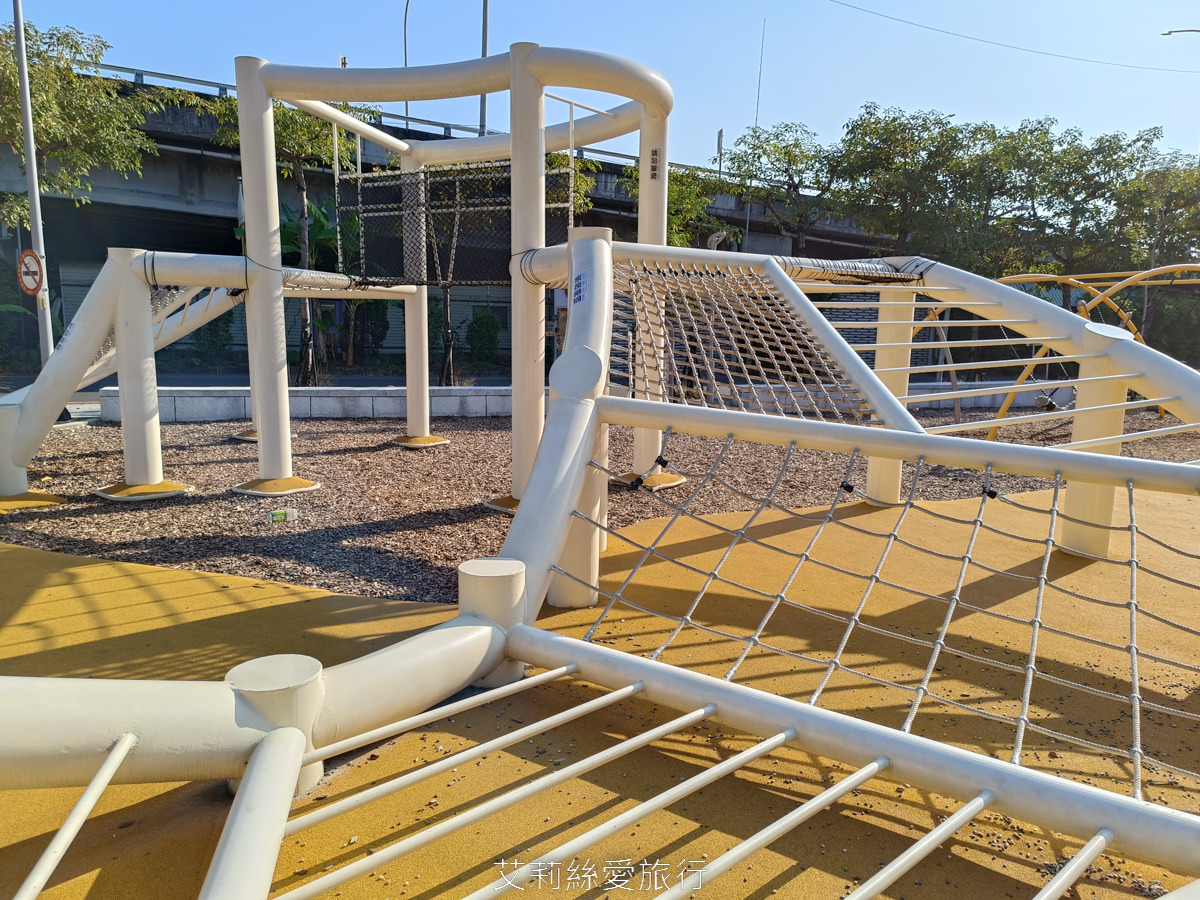 新北蘆洲親子景點 蘆洲三民公園 超有特色白鷺鷥造型滑梯 旋轉木馬 大雙翼爬網和彈跳床 捷運蘆洲站