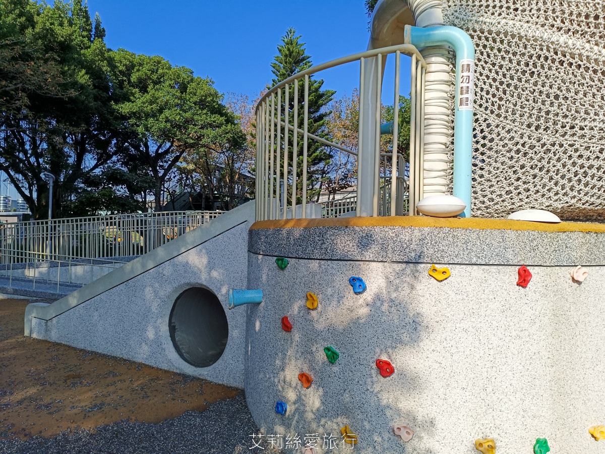 新北蘆洲親子景點 蘆洲三民公園 超有特色白鷺鷥造型滑梯 旋轉木馬 大雙翼爬網和彈跳床 捷運蘆洲站