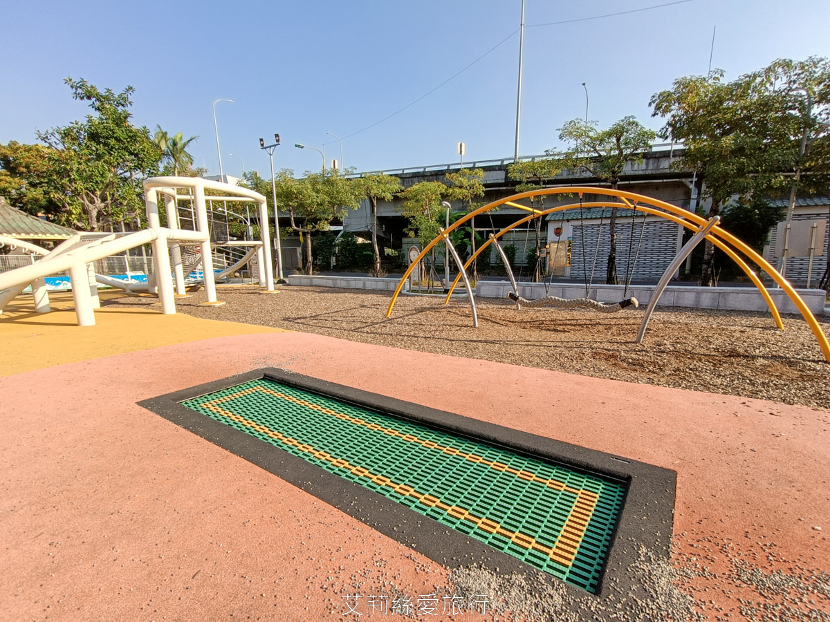 新北蘆洲親子景點 蘆洲三民公園 超有特色白鷺鷥造型滑梯 旋轉木馬 大雙翼爬網和彈跳床 捷運蘆洲站