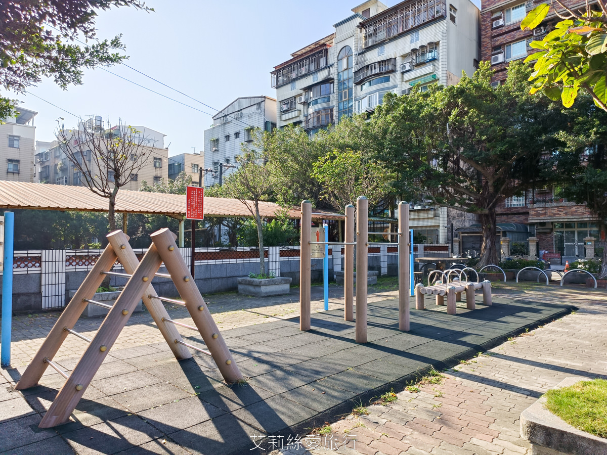 新北蘆洲親子景點 蘆洲三民公園 超有特色白鷺鷥造型滑梯 旋轉木馬 大雙翼爬網和彈跳床 捷運蘆洲站