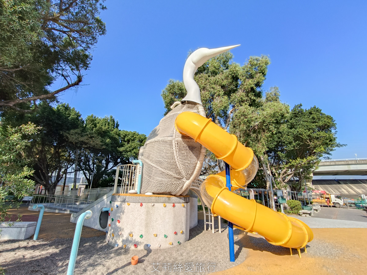 新北蘆洲親子景點 蘆洲三民公園 超有特色白鷺鷥造型滑梯 旋轉木馬 大雙翼爬網和彈跳床 捷運蘆洲站