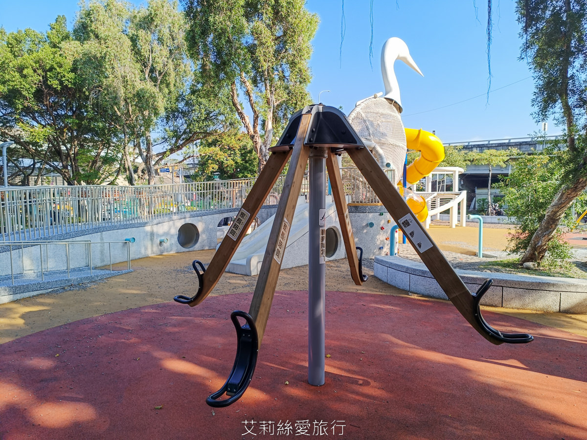新北蘆洲親子景點 蘆洲三民公園 超有特色白鷺鷥造型滑梯 旋轉木馬 大雙翼爬網和彈跳床 捷運蘆洲站