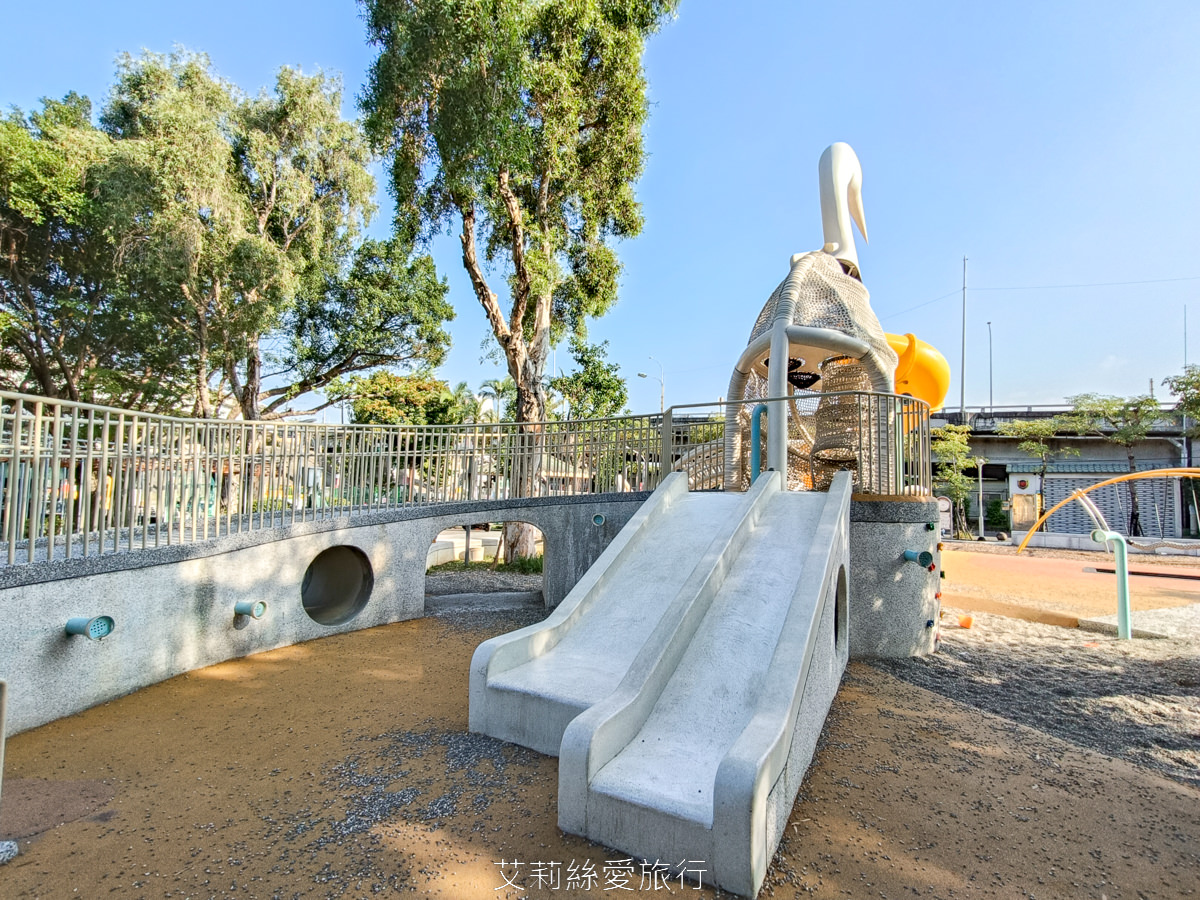 新北蘆洲親子景點 蘆洲三民公園 超有特色白鷺鷥造型滑梯 旋轉木馬 大雙翼爬網和彈跳床 捷運蘆洲站