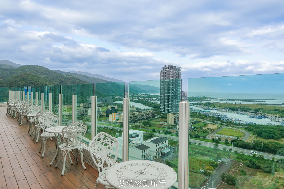 頭城漁港美食 蘭陽烏石港海景酒店-星空看海吧 美美玻璃屋賞無敵海景 品嚐英式下午茶 晀望龜山島 悠閒喝咖啡 浪漫氛圍特色調酒