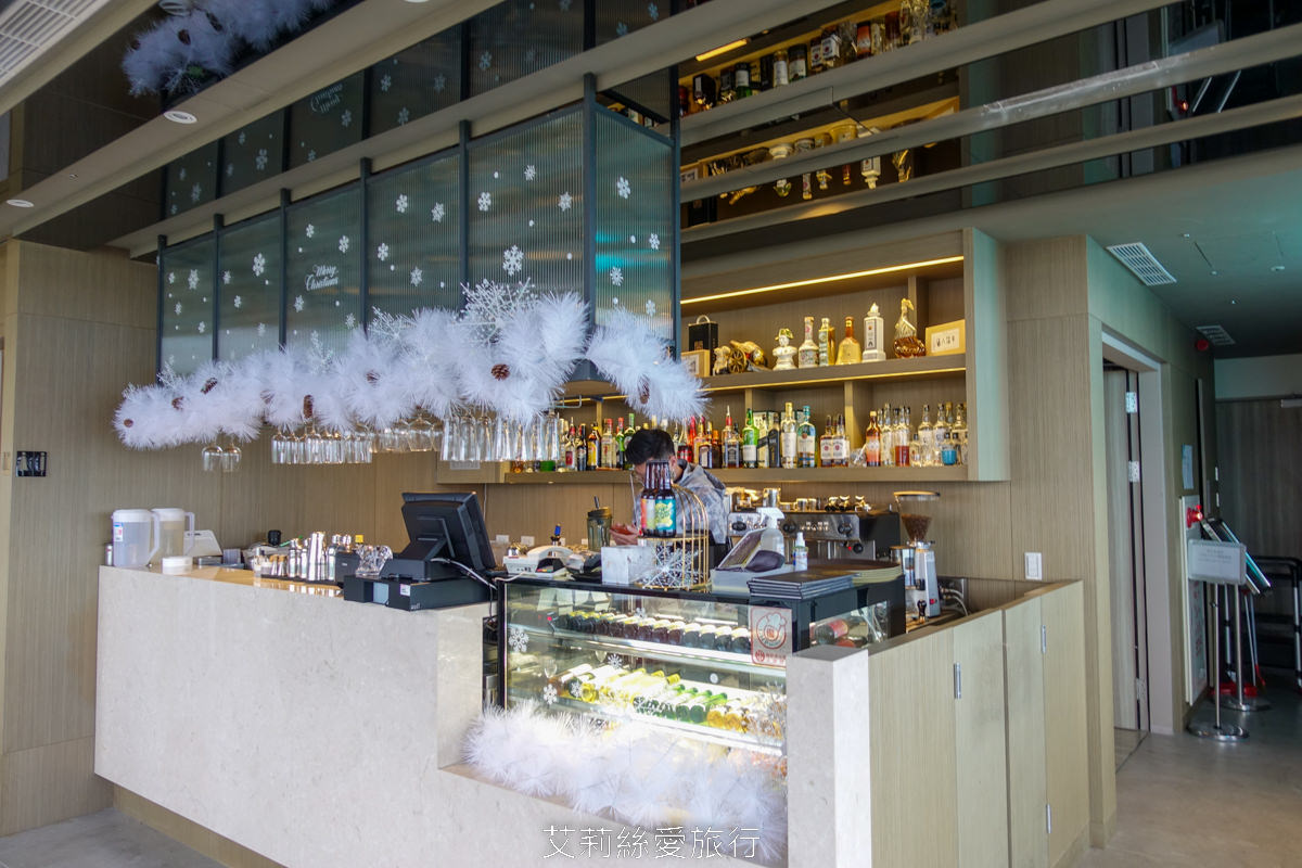 頭城漁港美食 蘭陽烏石港海景酒店-星空看海吧 美美玻璃屋賞無敵海景 品嚐英式下午茶 晀望龜山島 悠閒喝咖啡 浪漫氛圍特色調酒