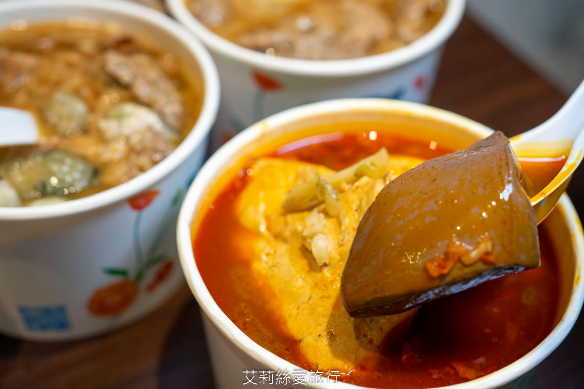 三重必吃排隊美食 許記麵線 東石直送鮮蚵 鮮滷大腸 麻辣鍋名店還迷人的麻辣鴨血臭豆腐