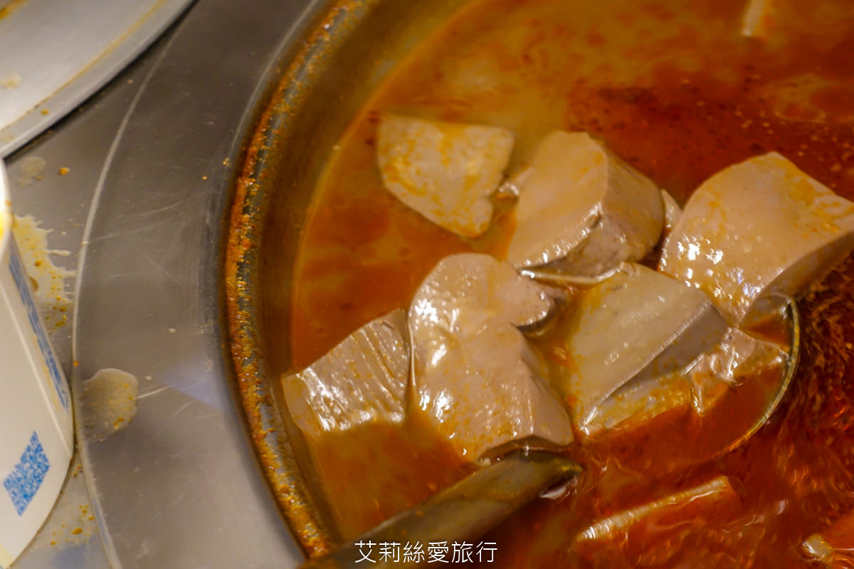 三重必吃排隊美食 許記麵線 東石直送鮮蚵 鮮滷大腸 麻辣鍋名店還迷人的麻辣鴨血臭豆腐