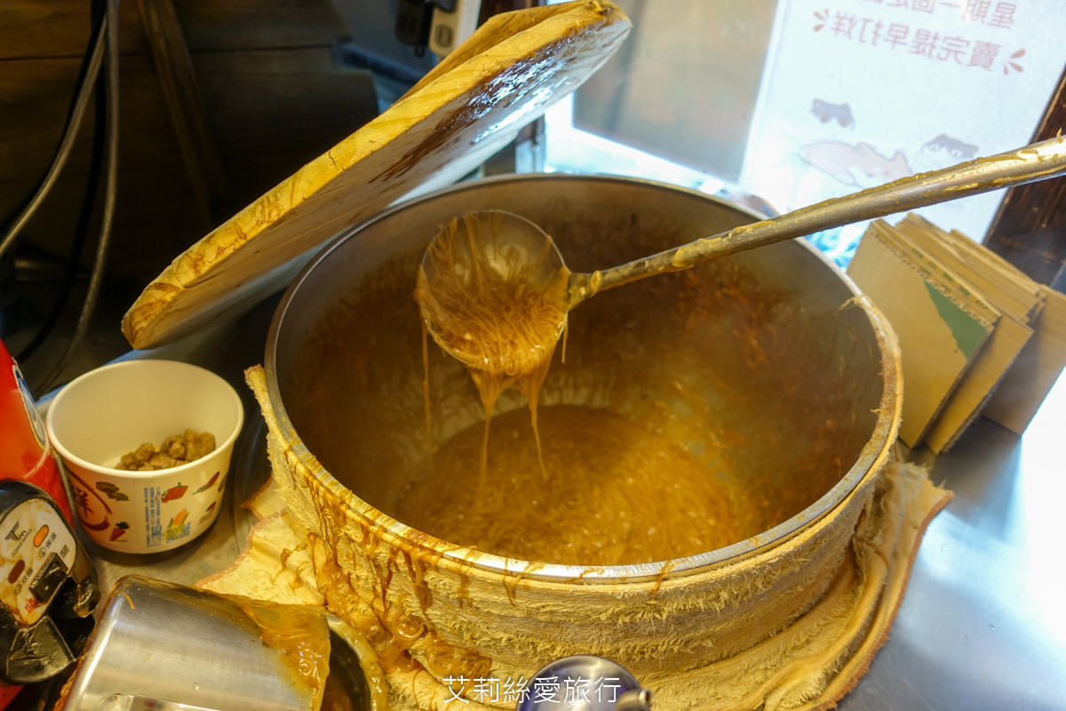 三重必吃排隊美食 許記麵線 東石直送鮮蚵 鮮滷大腸 麻辣鍋名店還迷人的麻辣鴨血臭豆腐