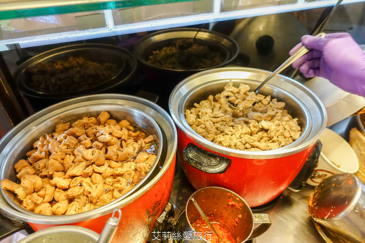 三重必吃排隊美食 許記麵線 東石直送鮮蚵 鮮滷大腸 麻辣鍋名店還迷人的麻辣鴨血臭豆腐