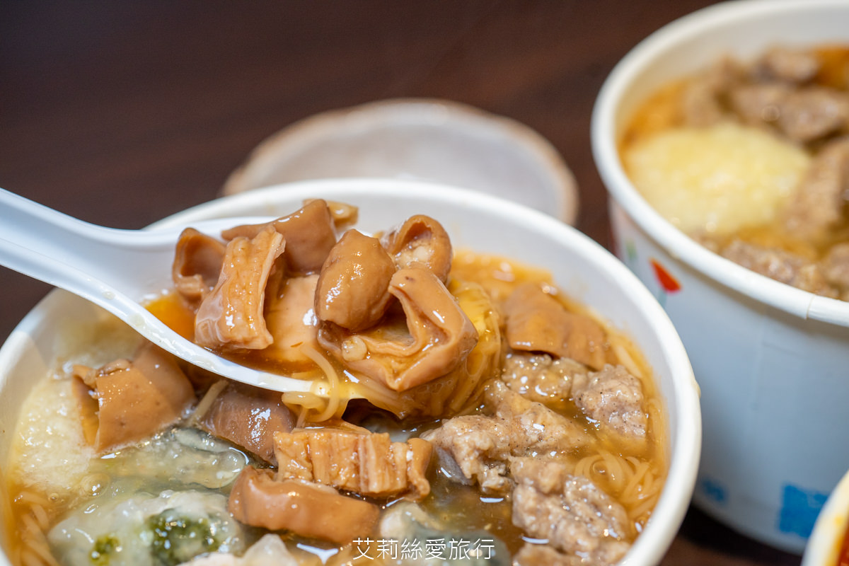 三重必吃排隊美食 許記麵線 東石直送鮮蚵 鮮滷大腸 麻辣鍋名店還迷人的麻辣鴨血臭豆腐