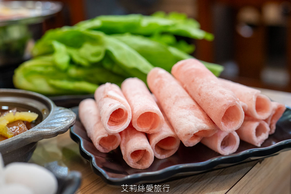 中壢美食 健行大學美食 逸小鍋鍋物 中壢健行店 平價小火鍋 25種湯底 自助吧吃到飽 指定品項買一送一 ！