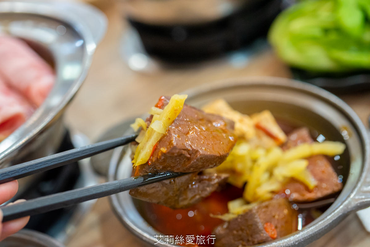 中壢美食 健行大學美食 逸小鍋鍋物 中壢健行店 平價小火鍋 25種湯底 自助吧吃到飽 指定品項買一送一 ！