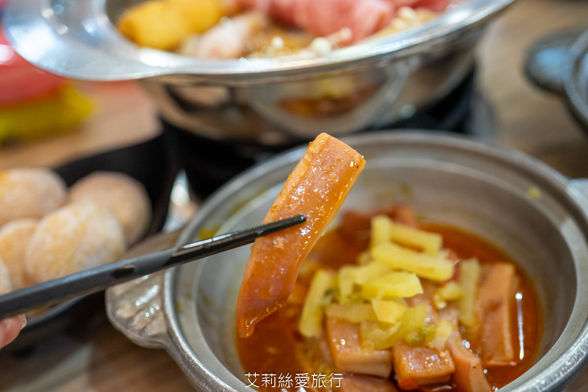 中壢美食 健行大學美食 逸小鍋鍋物 中壢健行店 平價小火鍋 25種湯底 自助吧吃到飽 指定品項買一送一 ！