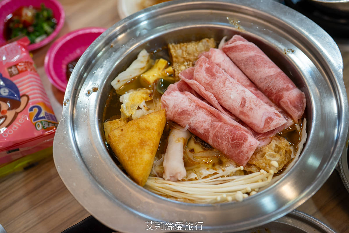 中壢美食 健行大學美食 逸小鍋鍋物 中壢健行店 平價小火鍋 25種湯底 自助吧吃到飽 指定品項買一送一 ！