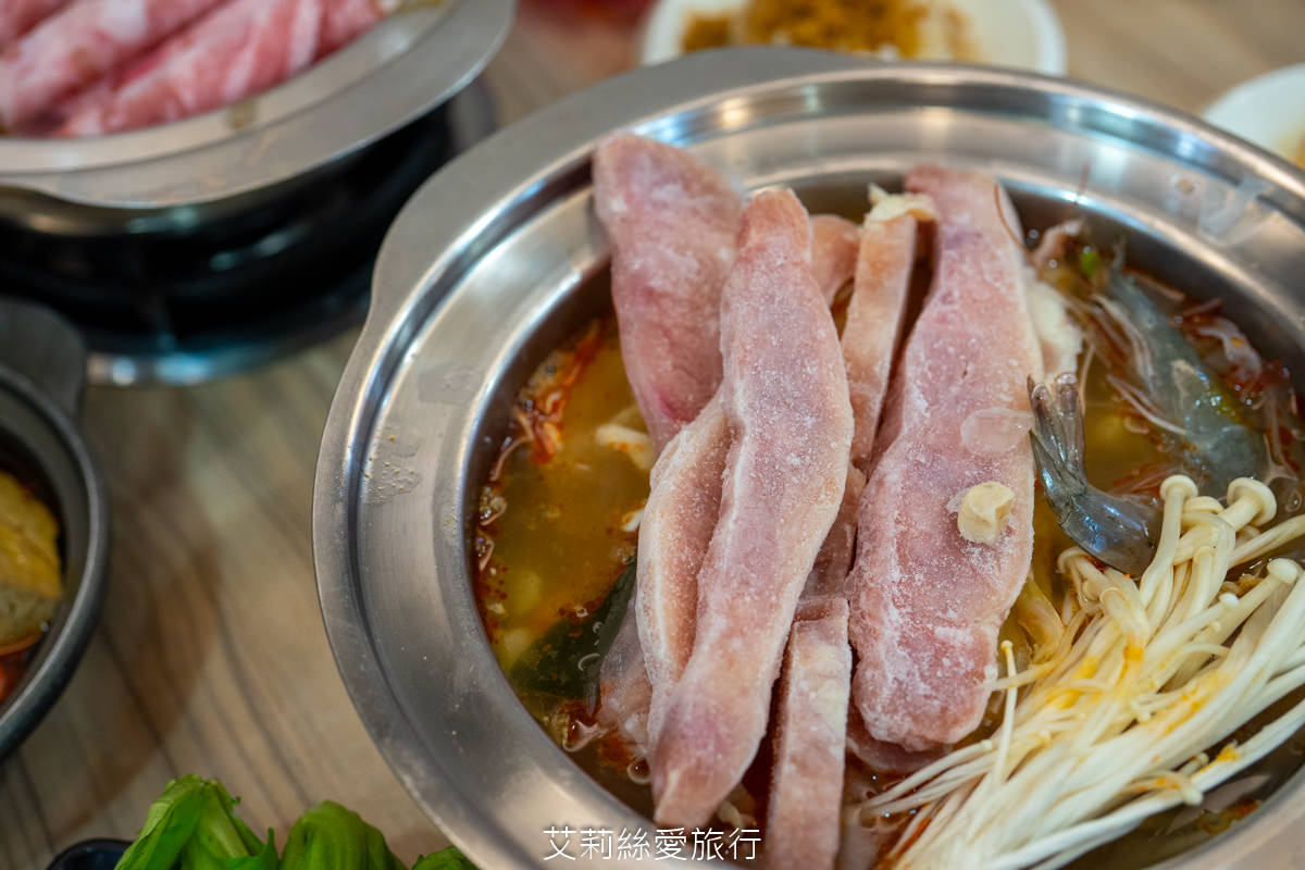中壢美食 健行大學美食 逸小鍋鍋物 中壢健行店 平價小火鍋 25種湯底 自助吧吃到飽 指定品項買一送一 ！