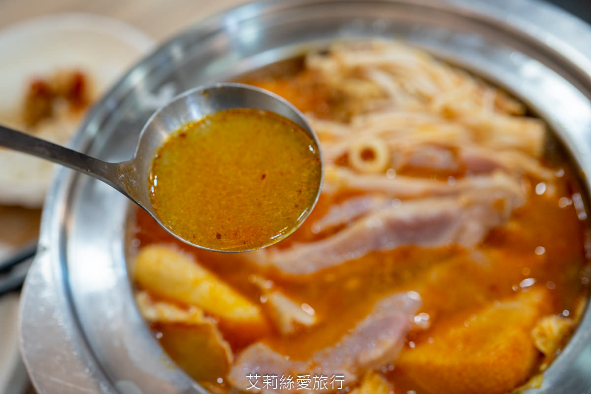 中壢美食 健行大學美食 逸小鍋鍋物 中壢健行店 平價小火鍋 25種湯底 自助吧吃到飽 指定品項買一送一 ！