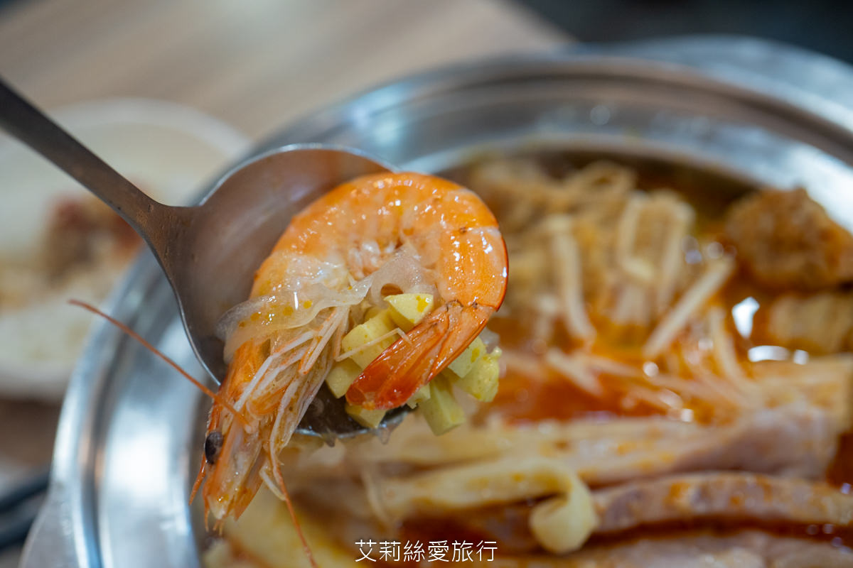 中壢美食 健行大學美食 逸小鍋鍋物 中壢健行店 平價小火鍋 25種湯底 自助吧吃到飽 指定品項買一送一 ！