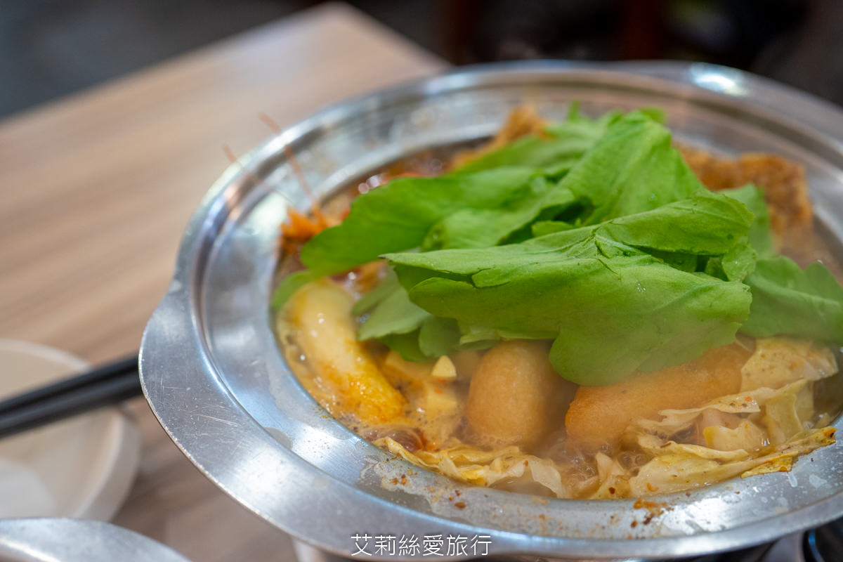 中壢美食 健行大學美食 逸小鍋鍋物 中壢健行店 平價小火鍋 25種湯底 自助吧吃到飽 指定品項買一送一 ！