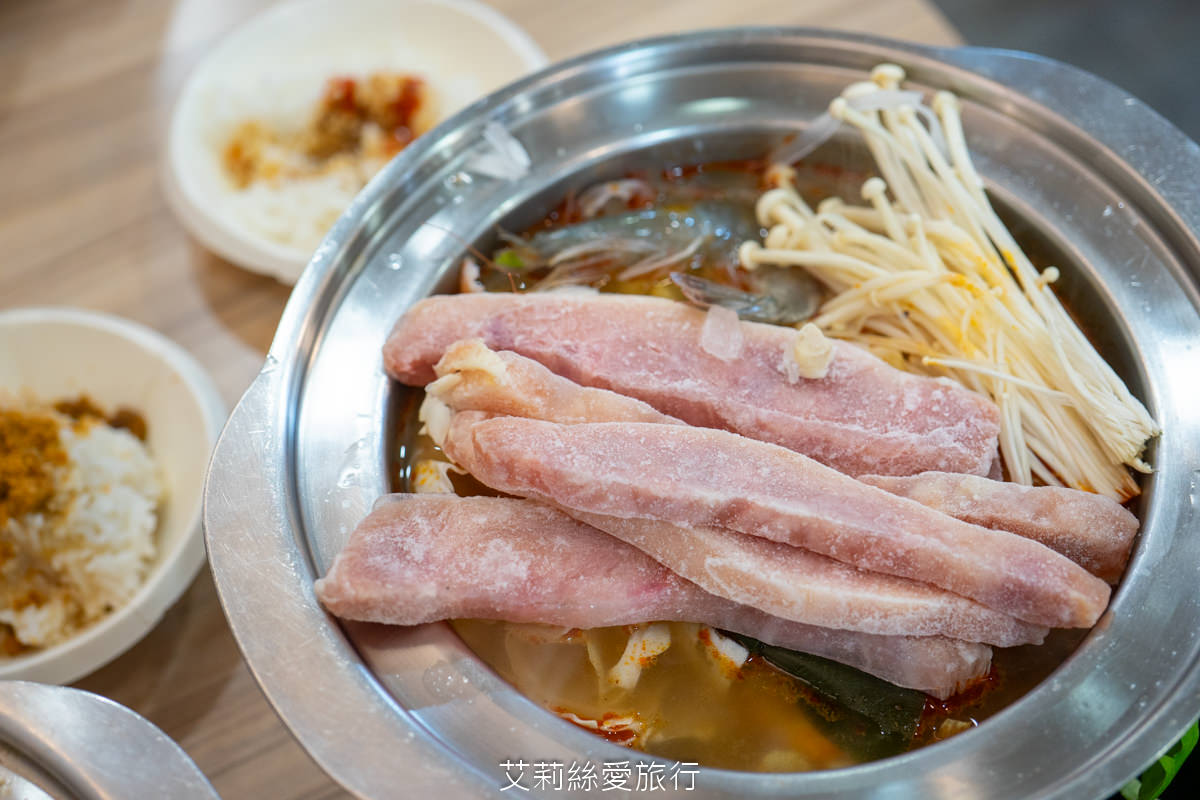 中壢美食 健行大學美食 逸小鍋鍋物 中壢健行店 平價小火鍋 25種湯底 自助吧吃到飽 指定品項買一送一 ！