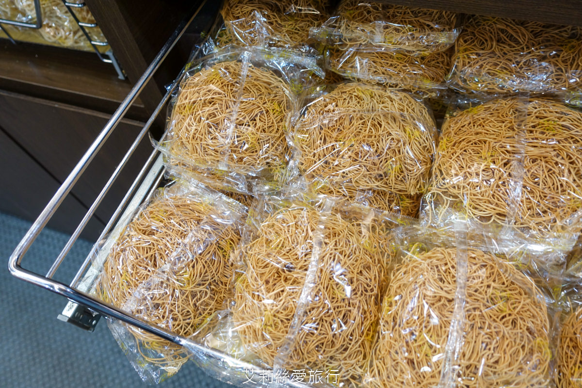 中壢美食 健行大學美食 逸小鍋鍋物 中壢健行店 平價小火鍋 25種湯底 自助吧吃到飽 指定品項買一送一 ！