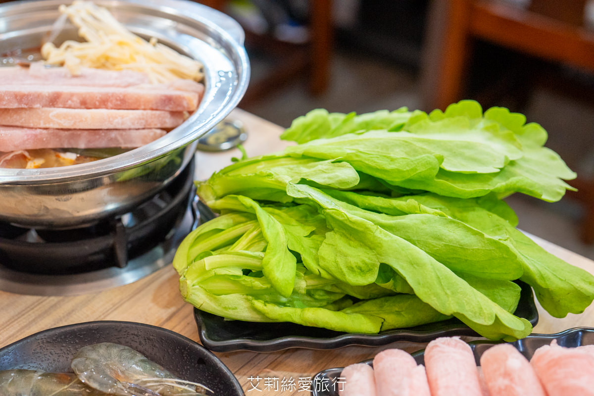 中壢美食 健行大學美食 逸小鍋鍋物 中壢健行店 平價小火鍋 25種湯底 自助吧吃到飽 指定品項買一送一 ！
